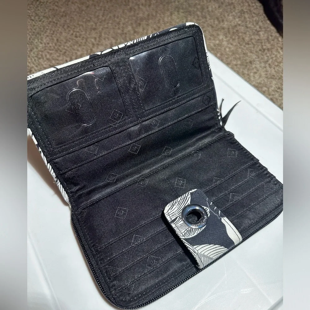 Vera Bradley Turn Lock Wallet Black White Floral Quilted Full Wallet - Picture 4 of 8